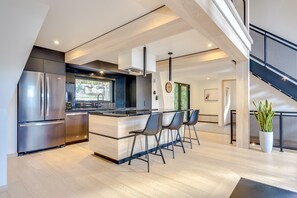 ثلاجة، ميكروويف، فرن، موقد طهي مسطح