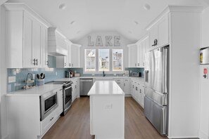 冷蔵庫、電子レンジ、オーブン、コンロ