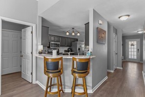 冷蔵庫、電子レンジ、オーブン、コンロ