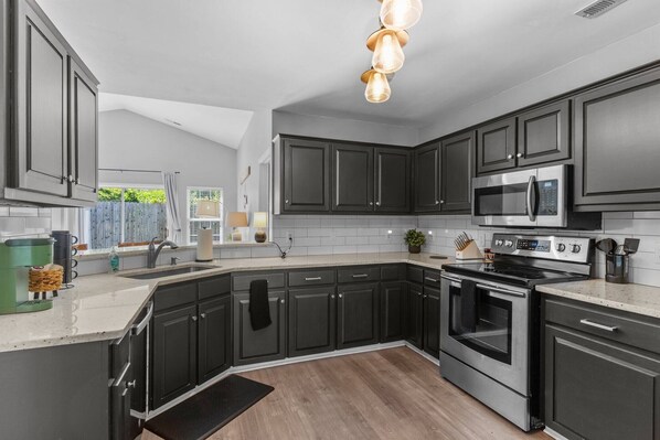 Køleskab, mikrobølgeovn, ovn, kogeplade