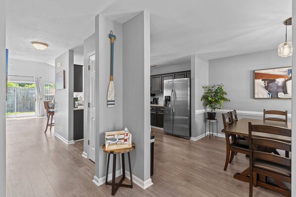 冷蔵庫、電子レンジ、オーブン、コンロ