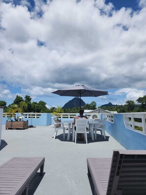 Outdoor dining - Beautiful and Spacious 1 bedroom apt close to Supermarket and local attractions. (Choiseul)