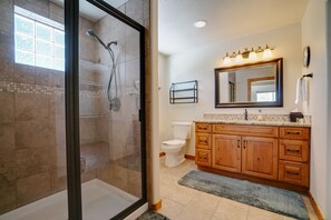 Combined shower/bathtub, hair dryer, towels