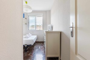 3 slaapkamers, een strijkplank/strijkijzer, gratis wifi, beddengoed