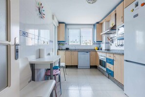 Geladeira, micro-ondas, fogão, cafeteira/chaleira