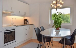 Kylskåp, spishäll, kaffe- och tebryggare och grytor/köksredskap