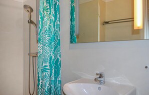Shower - Nice home in Tyringe with lake view (Tyringe)