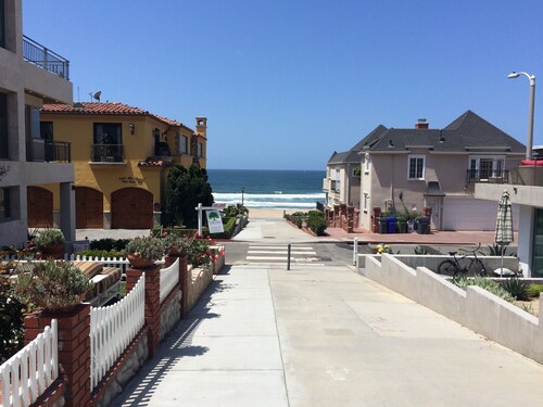 Beach Cottage with Patio on Walk Street - OCEAN VIEWS