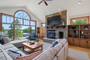 Smart TV, fireplace, ping pong, books