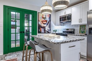 Jääkaappi, mikroaaltouuni, uuni, liesi