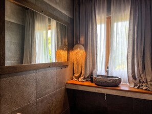 Ducha, artículos de tocador gratuitos, secador de pelo, toallas