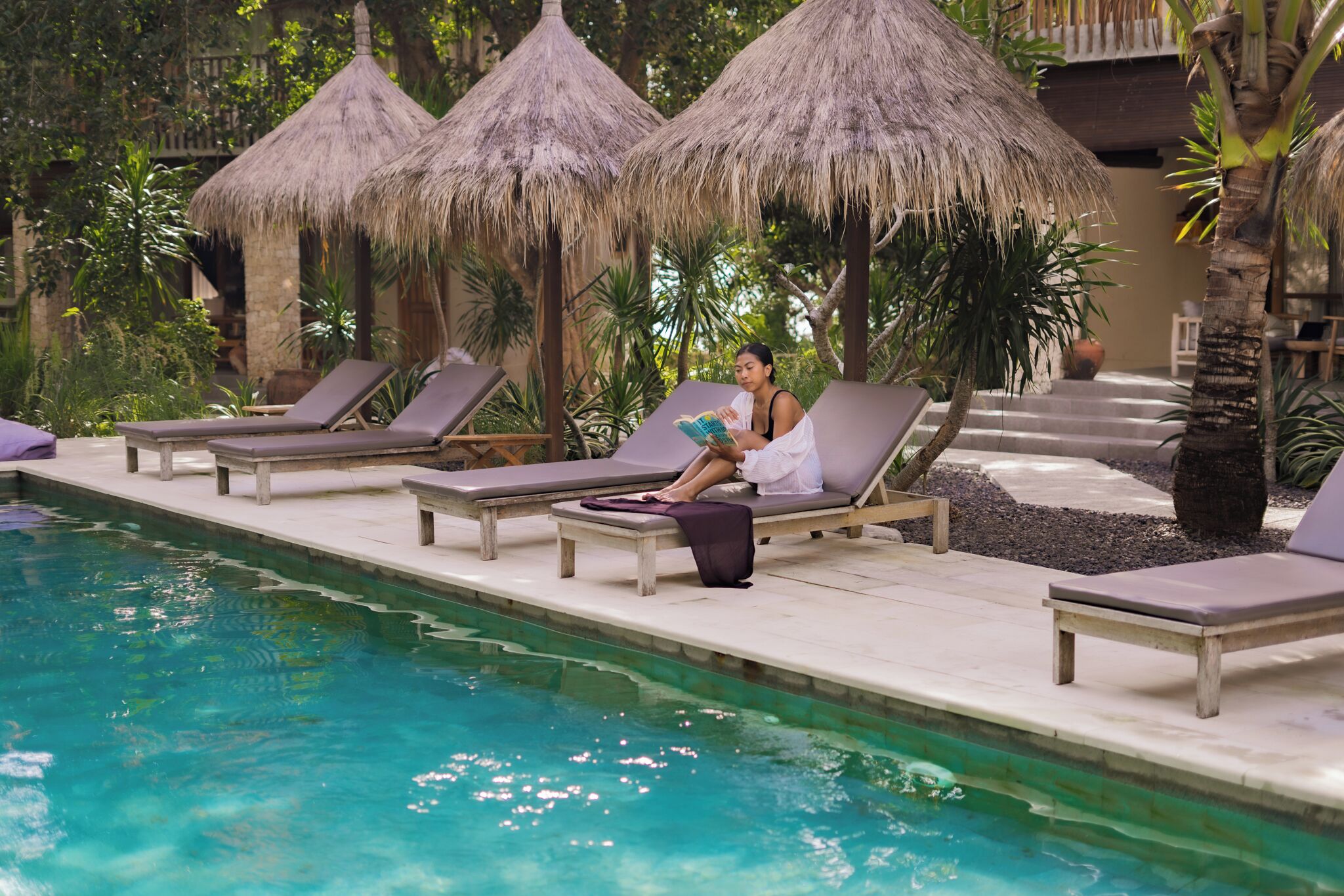 Una piscina al aire libre