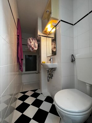 Bathroom - Tinyhouse Wiesbaden Stadtmitte live in the smallest of spaces (Wiesbaden)