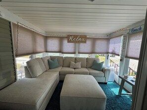 TV connectée, cheminée, jeux vidéo, table de tennis de table