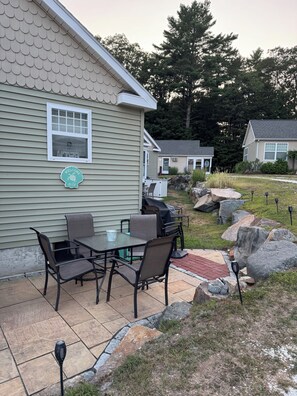 Outdoor dining - This sweet, cozy, and relaxing beach cottage is ready for you in 2024! Sleeps 6! (Wells)