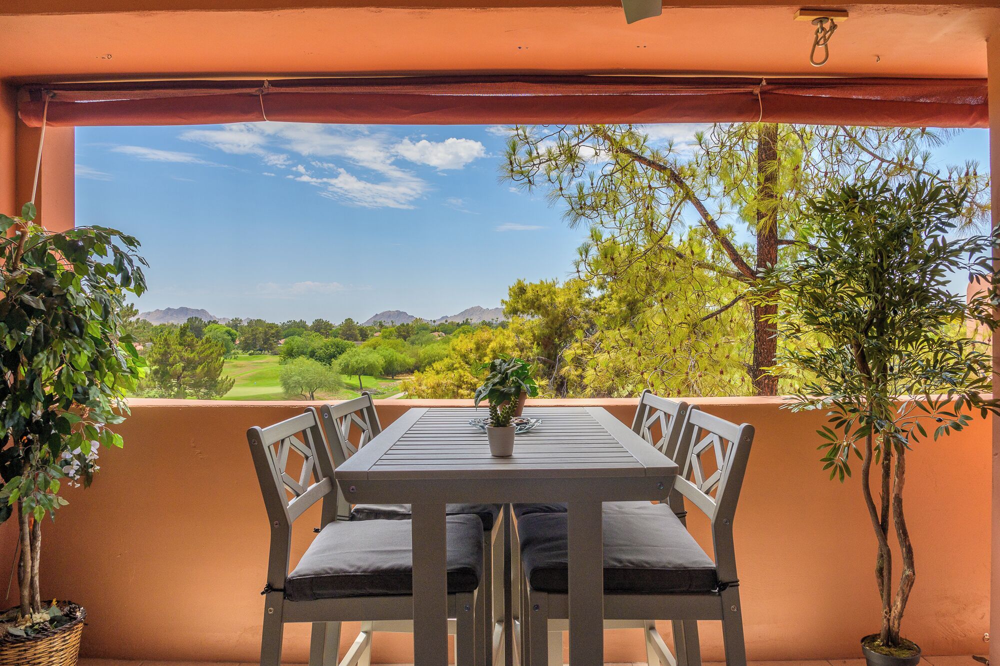 Splendid Top Floor Condo.  Spectacular Views!  Fantastic Neighborhood!