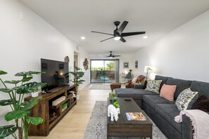 Smart TV, tavolo da ping pong, libri