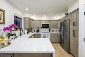 Frigorifero, microonde, forno, piano cottura