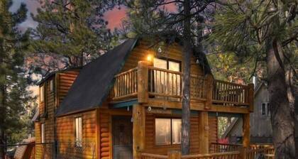 Ivvy Bear Lodge - Close to Lake/Village, Hot Tub, Fenced Yard, BBQ