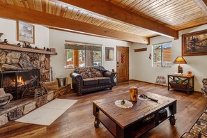 Televisie, een open haard en een dvd-speler