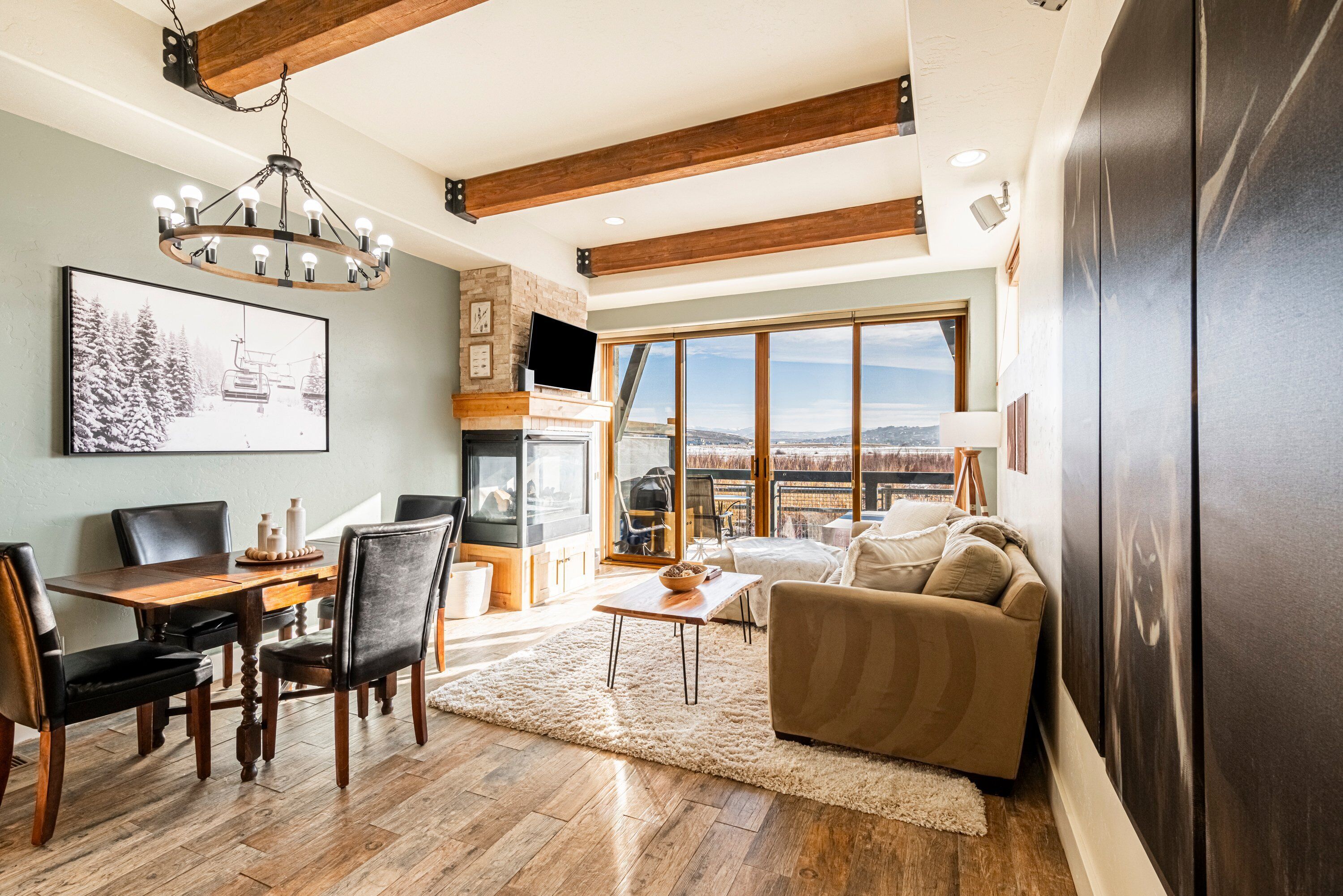 Una televisión, una chimenea