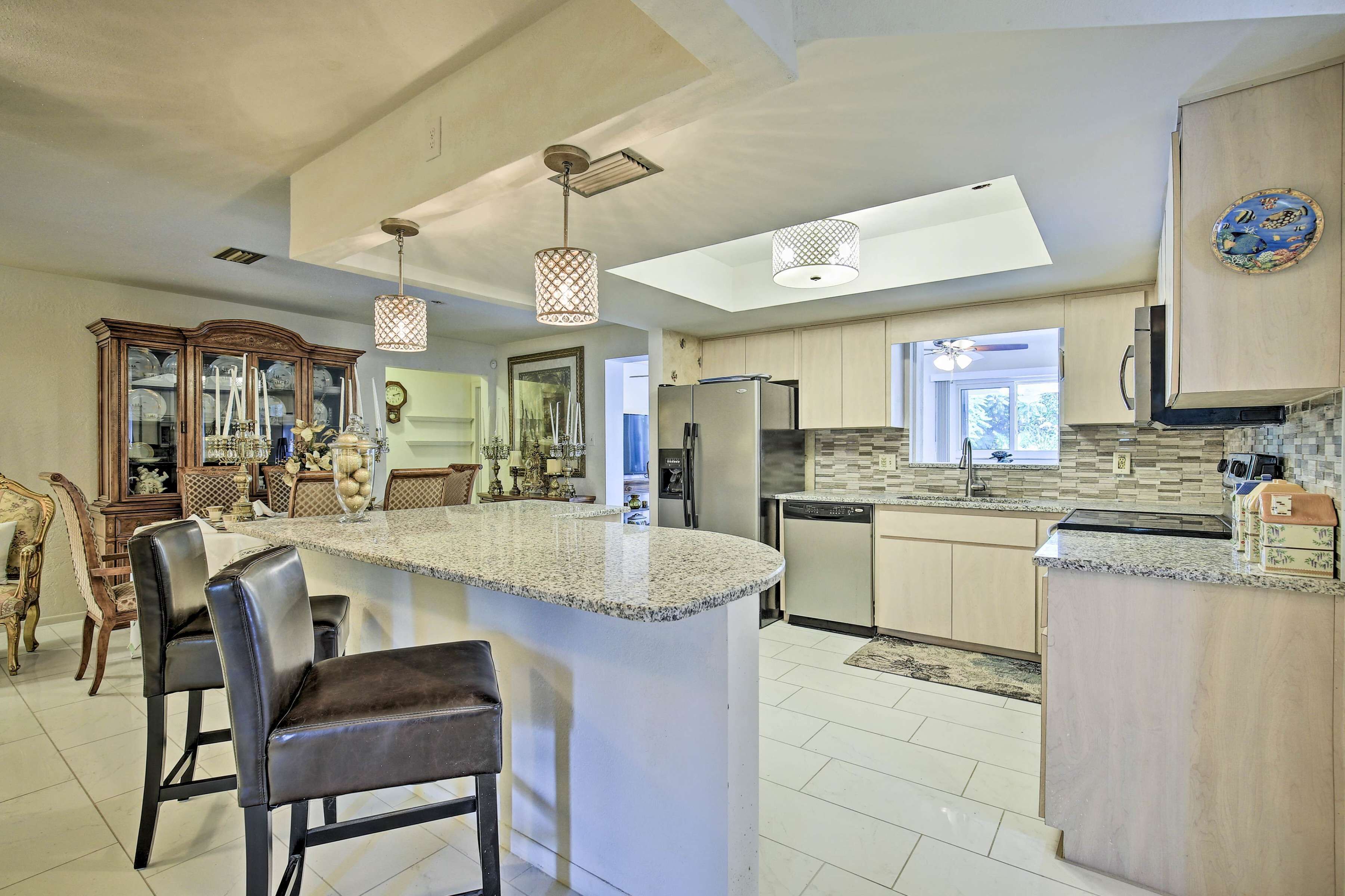 Kylskåp, mikrovågsugn, ugn och spishäll