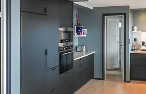 Refrigerador, parrilla de estufa, lavavajillas y cafetera y tetera 