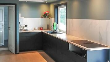 Fridge, stovetop, dishwasher, coffee/tea maker