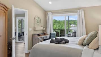 5 bedrooms, desk, iron/ironing board, travel crib