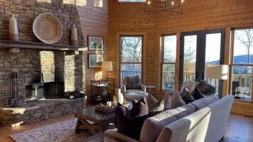 TV connectée, cheminée, table de tennis de table