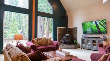 TV connectée, cheminée, table de tennis de table, livres