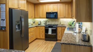 Køleskab, mikrobølgeovn, ovn, kogeplade