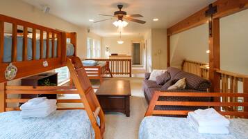 3 chambres, bureau, fer et planche Ă repasser, lit parapluie