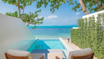 1 bedroom beachfront private pool | Caja de seguridad en la habitación y espacio para trabajar con laptop