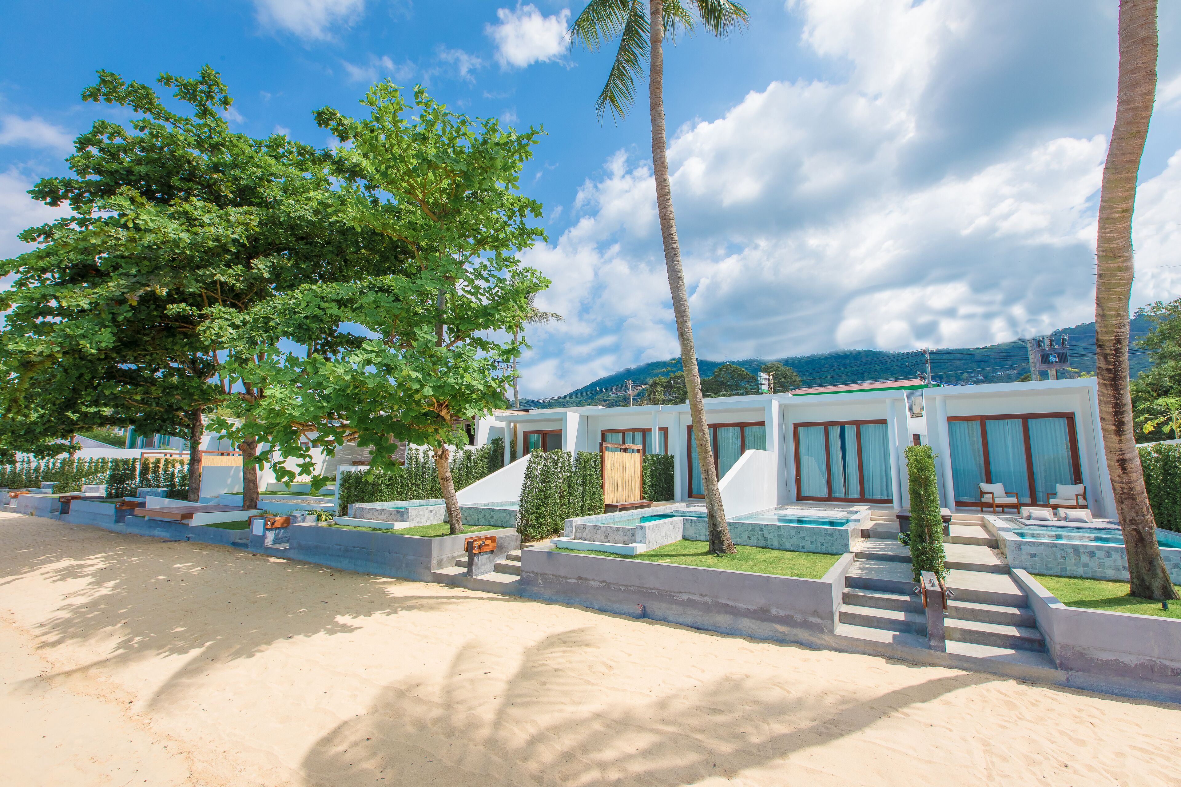 1 bedroom beachfront private pool | Caja de seguridad en la habitación y espacio para trabajar con laptop 