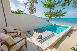 Caja de seguridad en la habitación y espacio para trabajar con laptop 