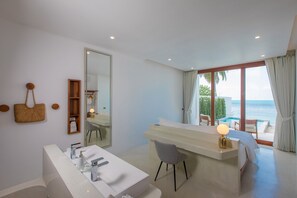 Caja de seguridad en la habitación y espacio para trabajar con laptop 