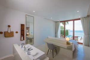 Caja de seguridad en la habitación y espacio para trabajar con laptop 