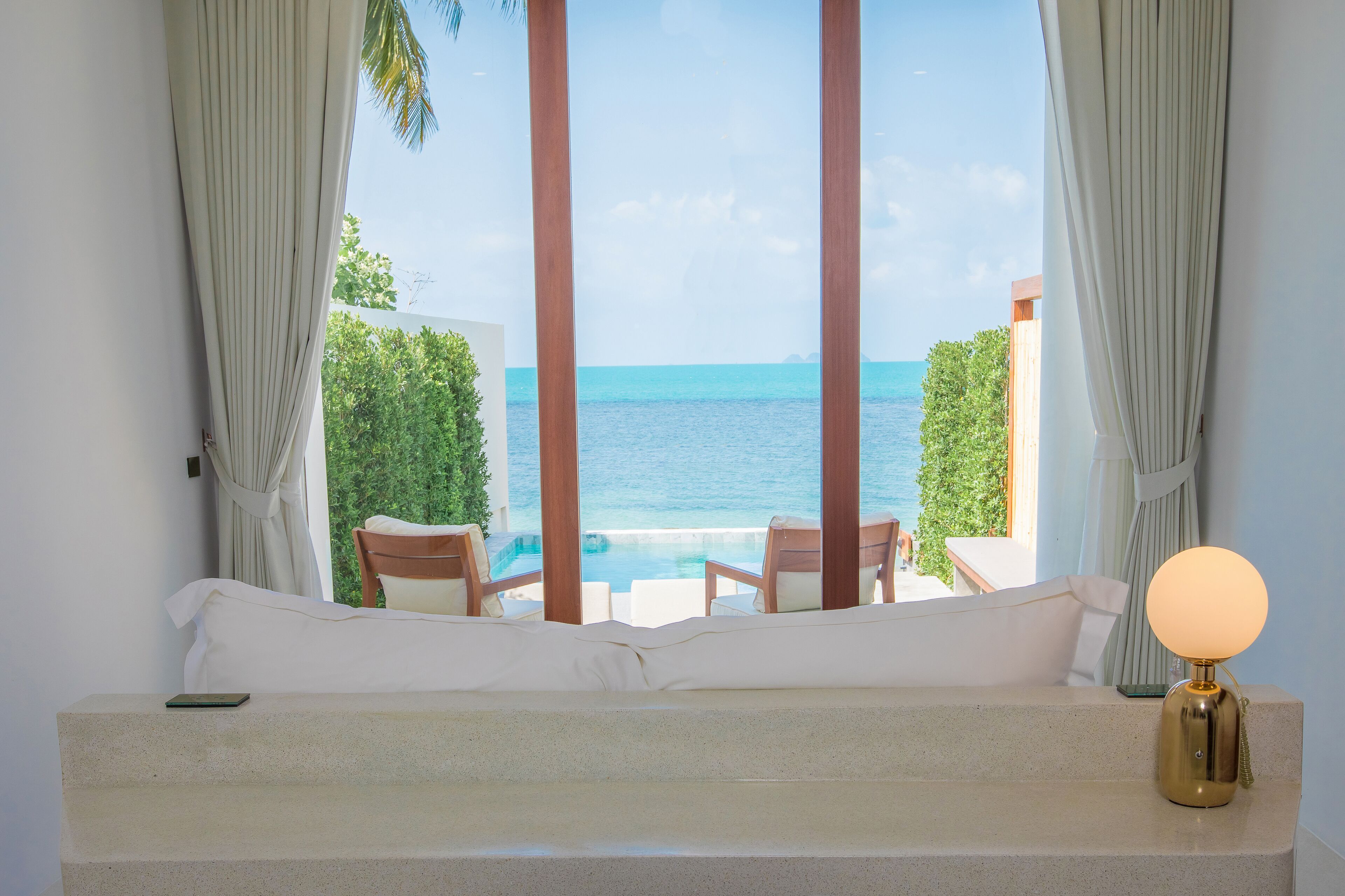 1 bedroom beachfront private pool | Caja de seguridad en la habitación y espacio para trabajar con laptop 