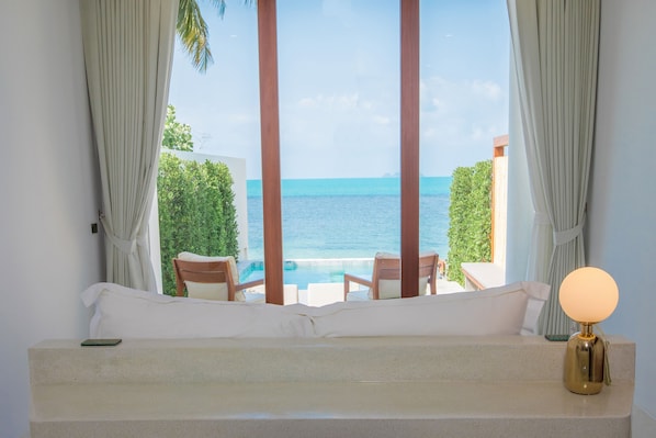 Caja de seguridad en la habitación y espacio para trabajar con laptop 