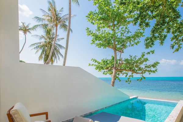 1 bedroom beachfront private pool | Caja de seguridad en la habitación y espacio para trabajar con laptop