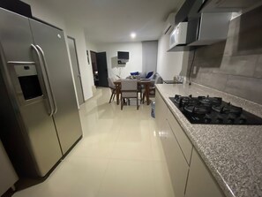 Microondas, cafetera y tetera, tostadora y utensilios de cocina 