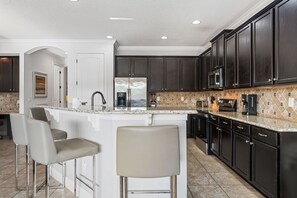 Fridge, microwave, oven, stovetop - Fairway Marvel: Arcade, Themed Bedroom, Pool, Golf, Water Park, Near Disney (Kissimmee)