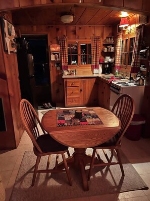 Fridge, microwave, oven, stovetop - Cozy river cabin, steps away from blue ribbon fishing hiking trails. (Afton)
