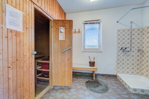 淋浴/盆浴组合、吹风机、毛巾、肥皂