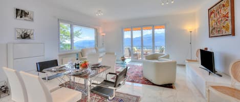Departamento estándar, varias habitaciones, 2 baños (Casa Al Bosco With Pool) | Área de sala de estar | Televisión de pantalla plana de 21 pulgadas con canales por cable