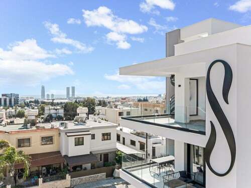 Sanders Only - Delightful 2-bdr Apt With Balcony
