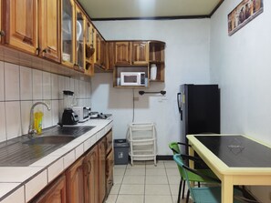 Een microgolfoven, een blender, een eettafel