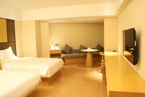 A hotel room with two beds, a sofa, a small table, and a TV. - Ji Hotel Xiamen Sm Plaza Chenggong Avenue (Chuzhou)