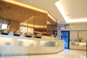 A modern hotel lobby with a reception desk, glass partitions, and a digital clock. - Ji Hotel Xiamen Sm Plaza Chenggong Avenue (Chuzhou)